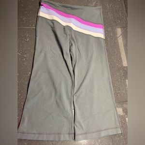 Vintage Lululemon Groove Crops Grey Striped
